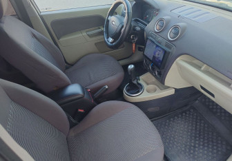 Подержанный автомобиль Ford Fusion 2006 года (8 фото)