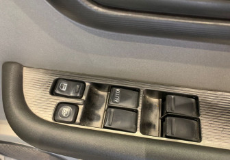 Подержанный автомобиль Nissan X-Trail 2002 года (8 фото)