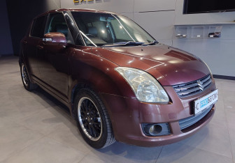 Подержанный автомобиль Suzuki Swift Hatchback 2010 года (3 фото)