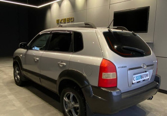 Подержанный автомобиль Hyundai Tucson 2005 года (4 фото)
