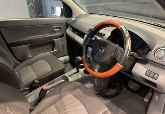 Подержанный автомобиль Mazda Demio 2006 года (8 фото)