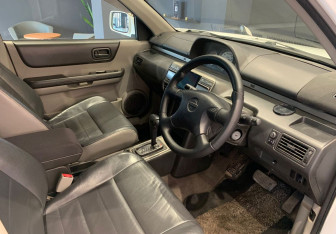 Подержанный автомобиль Nissan X-Trail 2002 года (9 фото)