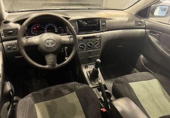 Подержанный автомобиль Toyota Corolla Sedan 2006 года (8 фото)