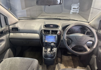 Подержанный автомобиль Mitsubishi Chariot 2001 года (9 фото)