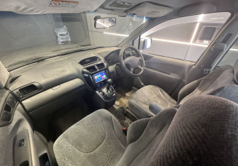 Подержанный автомобиль Mitsubishi Chariot 2001 года (8 фото)