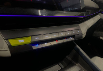 Подержанный автомобиль Changan UNI-V 2023 года (14 фото)