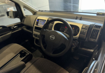 Подержанный автомобиль Nissan Serena Minivan 2006 года (10 фото)