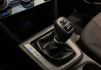 Подержанный автомобиль Hyundai Elantra Sedan 2019 года (10 фото)