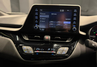 Подержанный автомобиль Toyota C-HR 2020 года (11 фото)