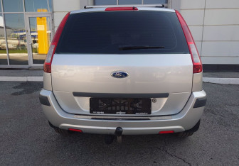 Подержанный автомобиль Ford Fusion 2006 года (10 фото)