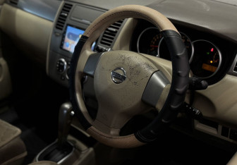 Подержанный автомобиль Nissan Tiida Hatchback 2005 года (9 фото)