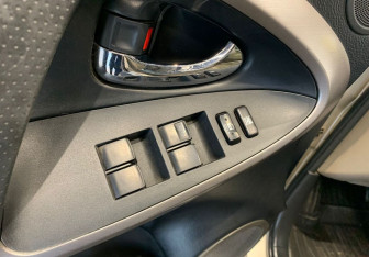 Подержанный автомобиль Toyota RAV4 2006 года (12 фото)