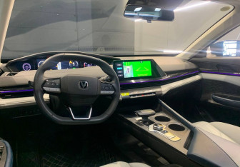 Подержанный автомобиль Changan UNI-V 2023 года (9 фото)