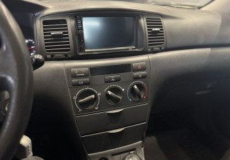 Подержанный автомобиль Toyota Corolla Hatchback 2005 года (12 фото)