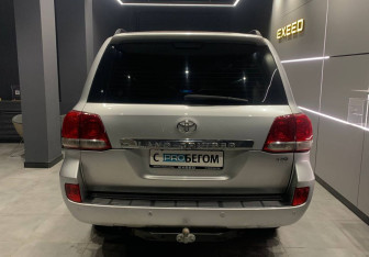 Подержанный автомобиль Toyota Land Cruiser Suv 2009 года (6 фото)