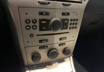 Подержанный автомобиль Opel Astra Sedan 2008 года (12 фото)