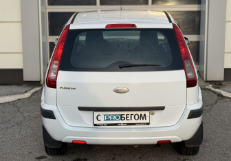 Подержанный автомобиль Ford Fusion 2008 года (6 фото)