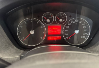 Подержанный автомобиль Ford Focus Hatchback 2007 года (15 фото)