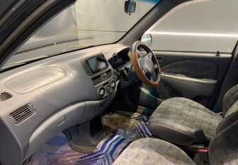 Подержанный автомобиль Toyota Raum 2000 года (12 фото)