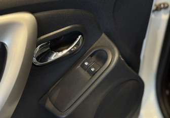 Подержанный автомобиль Nissan Terrano 2014 года (11 фото)