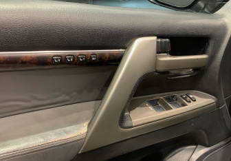 Подержанный автомобиль Toyota Land Cruiser Suv 2009 года (12 фото)