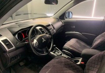 Подержанный автомобиль Mitsubishi Outlander 2008 года (12 фото)