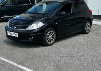 Подержанный автомобиль Nissan Tiida Hatchback 2010 года (10 фото)