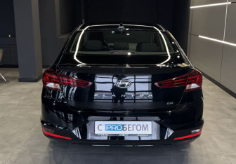 Подержанный автомобиль Hyundai Elantra Sedan 2019 года (6 фото)