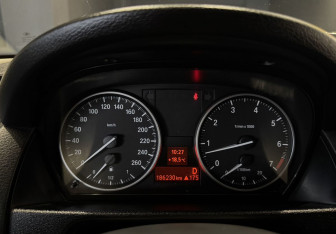 Подержанный автомобиль BMW X1 2014 года (14 фото)