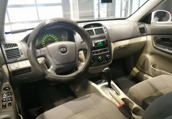 Подержанный автомобиль Kia Cerato Hatchback 2005 года (10 фото)