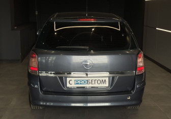 Подержанный автомобиль Opel Astra Wagon 2011 года (6 фото)