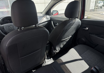 Подержанный автомобиль Renault Sandero 2015 года (15 фото)