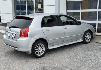 Подержанный автомобиль Toyota Corolla Hatchback 2004 года (5 фото)