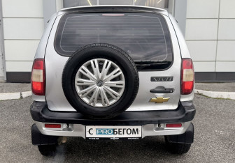 Подержанный автомобиль Chevrolet Niva 2005 года (7 фото)
