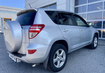 Подержанный автомобиль Toyota RAV4 2010 года (12 фото)