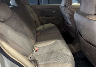 Подержанный автомобиль Nissan Tiida Hatchback 2005 года (11 фото)