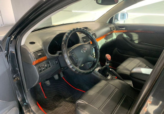 Подержанный автомобиль Toyota Avensis Sedan 2004 года (12 фото)