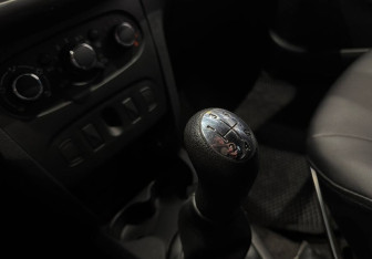 Подержанный автомобиль Renault Logan Sedan 2019 года (12 фото)