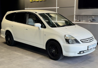 Подержанный автомобиль Honda Stream 2003 года (4 фото)