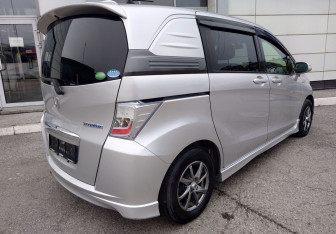 Подержанный автомобиль Honda Freed 2014 года (8 фото)