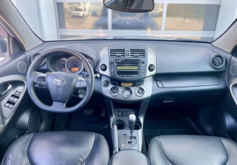 Подержанный автомобиль Toyota RAV4 2010 года (22 фото)