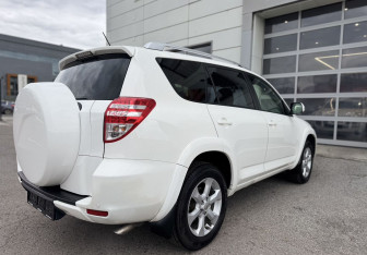 Подержанный автомобиль Toyota RAV4 2011 года (6 фото)