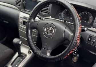 Подержанный автомобиль Toyota Corolla Hatchback 2004 года (9 фото)