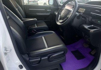 Подержанный автомобиль Honda Stepwgn 2021 года (14 фото)