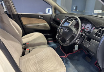 Подержанный автомобиль Honda Stream 2003 года (9 фото)