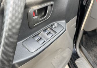 Подержанный автомобиль Mitsubishi Pajero 2003 года (12 фото)