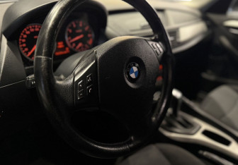 Подержанный автомобиль BMW X1 2014 года (9 фото)