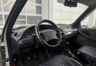 Подержанный автомобиль Chevrolet Niva 2005 года (14 фото)