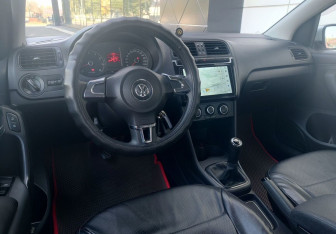 Подержанный автомобиль Volkswagen Polo Sedan 2012 года (9 фото)