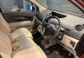 Подержанный автомобиль Toyota Passo Sette 2009 года (9 фото)